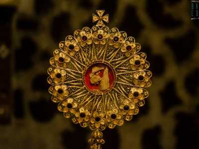 Sono accolti in un settecentesco reliquiario d�oro dalla forma tondeggiante...